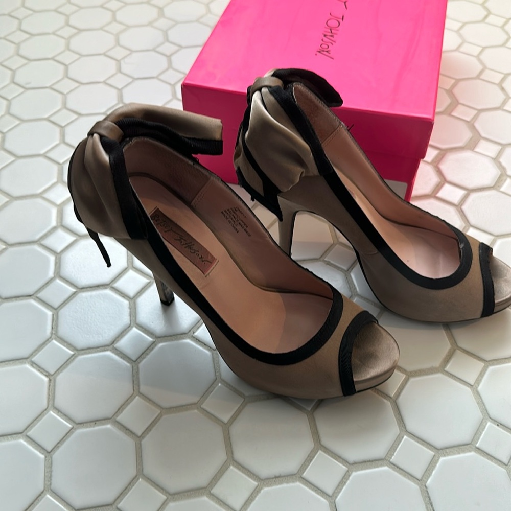 Betsy Johnson Casey bow pumps